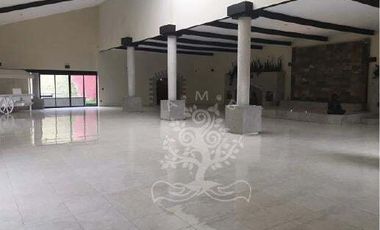 HERMOSA FINCA EN VENTA ACONDICIONADA COMO SALÓN DE EVENTOS MÚLTIPLES.