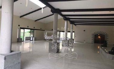 HERMOSA FINCA EN VENTA ACONDICIONADA COMO SALÓN DE EVENTOS MÚLTIPLES.