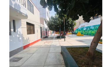 Alquilo Amplio Dpto 95 M2 De 2 Dormitorios En 1Er Piso  Urb. Los Precursores - Surco!