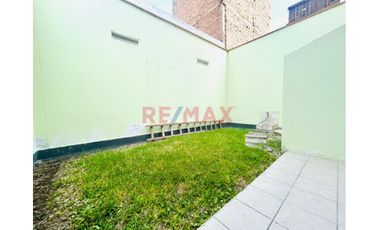 Alquilo Amplio Dpto 95 M2 De 2 Dormitorios En 1Er Piso  Urb. Los Precursores - Surco!
