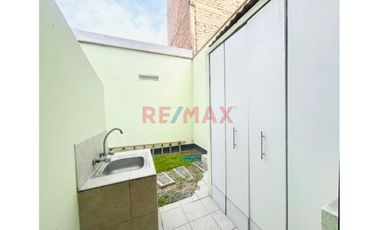 Alquilo Amplio Dpto 95 M2 De 2 Dormitorios En 1Er Piso  Urb. Los Precursores - Surco!
