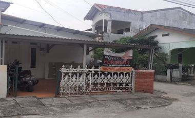 Disewakan Kranji Bekasi dkt Stasiun jl Raya akses 2 mobil dkt Jakarta