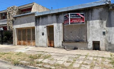 VENTA -  CASA AMERICANA DE 3 AMBIENTES A RECICLAR - MORON
