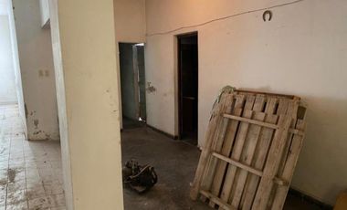 VENTA -  CASA AMERICANA DE 3 AMBIENTES A RECICLAR - MORON