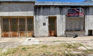 VENTA -  CASA AMERICANA DE 3 AMBIENTES A RECICLAR - MORON
