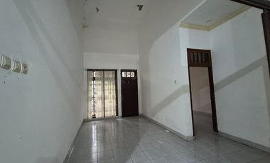 Disewakan Rumah 2 Lantai di Tebet Utara - 5+1 KT, Akses 2 Mobil, One Gate System