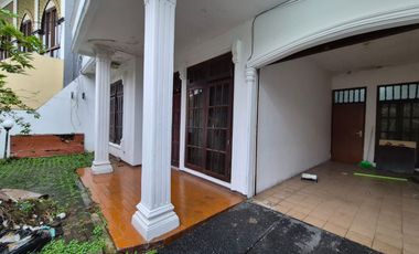 Disewakan Rumah 2 Lantai di Tebet Utara - 5+1 KT, Akses 2 Mobil, One Gate System