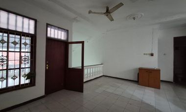 Disewakan Rumah 2 Lantai di Tebet Utara - 5+1 KT, Akses 2 Mobil, One Gate System