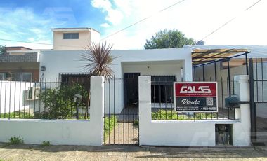 Casa en lote propio - Ituzaingó Norte - Dos dormitorios - Parrilla - Patio - Cochera -
