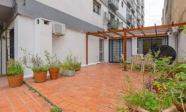 IMPECABLE 3 AMBIENTES CON PATIO PROPIO DE 40 METROS EN RECOLETA