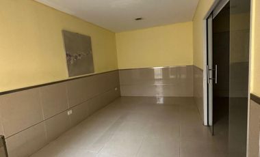 Amplio local comercial en alquiler en Av Balbin