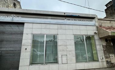 Amplio local comercial en alquiler en Av Balbin