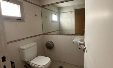 Amplio local comercial en alquiler en Av Balbin