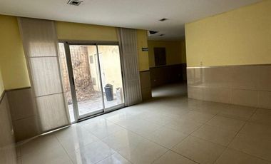 Amplio local comercial en alquiler en Av Balbin