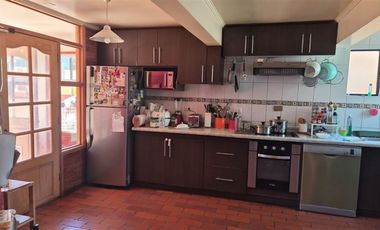 Casa en venta de 4 dorm. 4 baños,2 estacionamientos