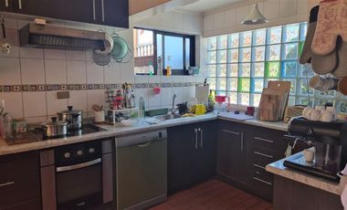 Casa en venta de 4 dorm. 4 baños,2 estacionamientos