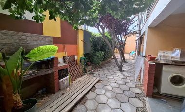 Casa en venta de 4 dorm. 4 baños,2 estacionamientos