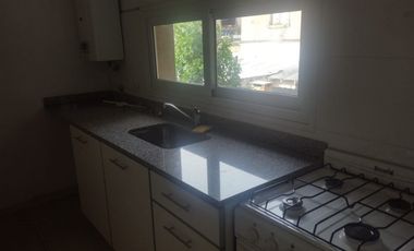 Centenario 555 - Departamento 1/2 amb contrafrente con balcon.