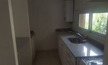 Centenario 555 - Departamento 1/2 amb contrafrente con balcon.