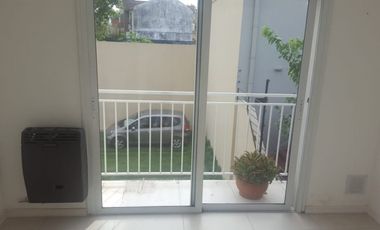 Centenario 555 - Departamento 1/2 amb contrafrente con balcon.