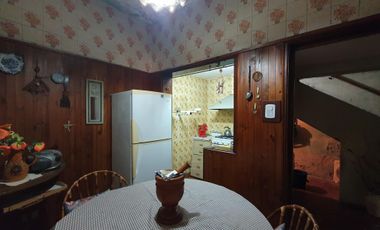 Casa, 3 Ambientes, Hermoso Jardin, Parrilla, Amplia Cochera.