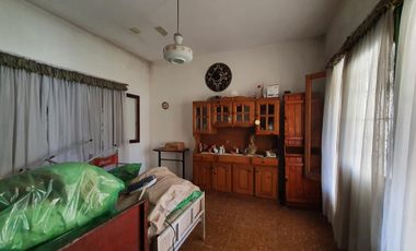 Casa, 3 Ambientes, Hermoso Jardin, Parrilla, Amplia Cochera.