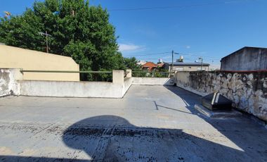 Casa, 3 Ambientes, Hermoso Jardin, Parrilla, Amplia Cochera.