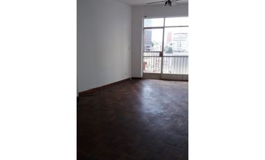 Departamento 3 ambientes. Al frente con balcon. Estado original. Zona Centro.