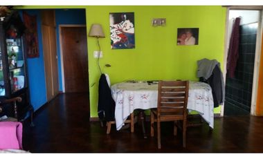 Departamento 3 ambientes. Al frente con balcon. Estado original. Zona Centro.