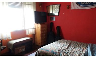 Departamento 3 ambientes. Al frente con balcon. Estado original. Zona Centro.