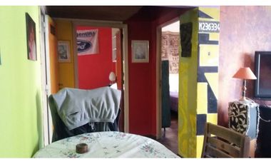 Departamento 3 ambientes. Al frente con balcon. Estado original. Zona Centro.