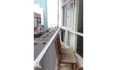 Departamento 3 ambientes. Al frente con balcon. Estado original. Zona Centro.