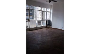 Departamento 3 ambientes. Al frente con balcon. Estado original. Zona Centro.