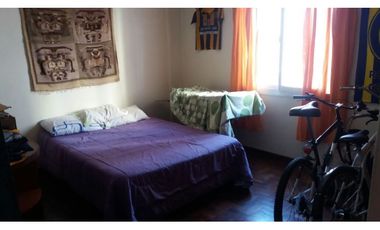 Departamento 3 ambientes. Al frente con balcon. Estado original. Zona Centro.