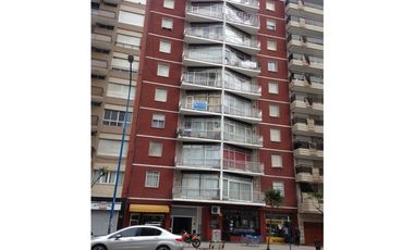 Departamento 3 ambientes. Al frente con balcon. Estado original. Zona Centro.