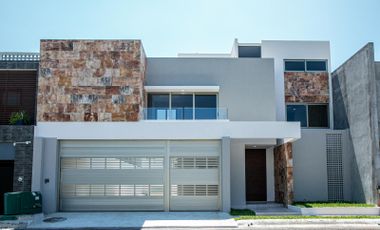 PLAYAS DEL CONCHAL, Casa en VENTA con vista al mar, ALBERCA y recamara en planta baja