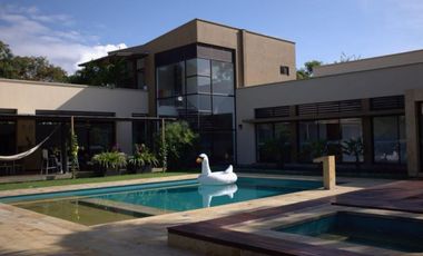 casa en venta en las mercedes. Cod V8700