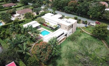 casa en venta en las mercedes. Cod V8700