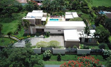 casa en venta en las mercedes. Cod V8700