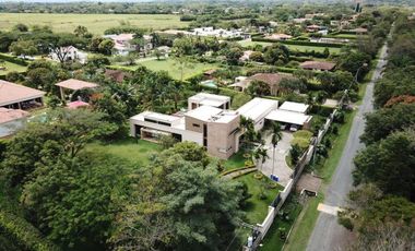 casa en venta en las mercedes. Cod V8700