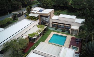 casa en venta en las mercedes. Cod V8700