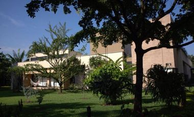 casa en venta en las mercedes. Cod V8700