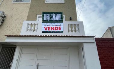 TRIPLEX 4 AMBIENTES AL FRENTE CON GARAGE PARA DOS AUTOS, PATIO Y LAVADERO.