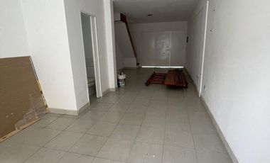 TRIPLEX 4 AMBIENTES AL FRENTE CON GARAGE PARA DOS AUTOS, PATIO Y LAVADERO.