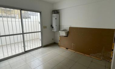 TRIPLEX 4 AMBIENTES AL FRENTE CON GARAGE PARA DOS AUTOS, PATIO Y LAVADERO.