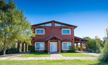 VENTA  -  CASA 5 DORMITORIOS CON PISCINA Y 2 COCHERAS  - PUERTO ROLDAN