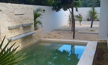 Casa con sala de doble altura, alberca privada en residencial, en venta Tulum.