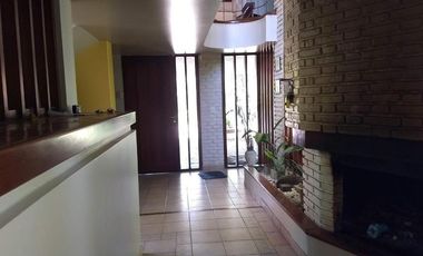 IMPORTANTE CHALET 6 AMBIENTES EN PINOS DE ANCHORENA