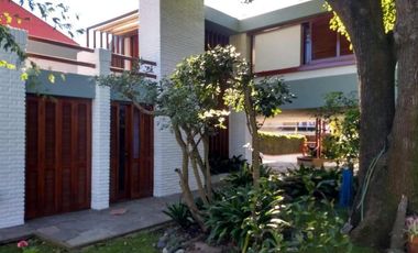 IMPORTANTE CHALET 6 AMBIENTES EN PINOS DE ANCHORENA