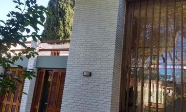 IMPORTANTE CHALET 6 AMBIENTES EN PINOS DE ANCHORENA